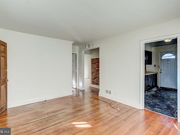 5th image of 2100 Woodbourne Ave