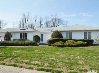 9 Broadoak Ln, Dix Hills, NY 11746