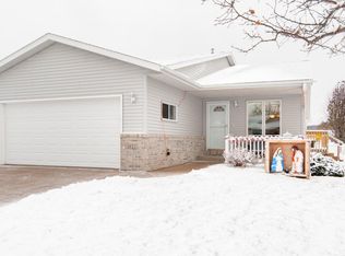 1022 Kristy Ln, Onalaska, WI 54650