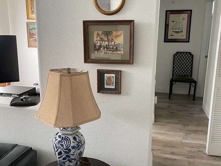 The contol for AC/heat are conveniently located under the artwork below the round mirror.