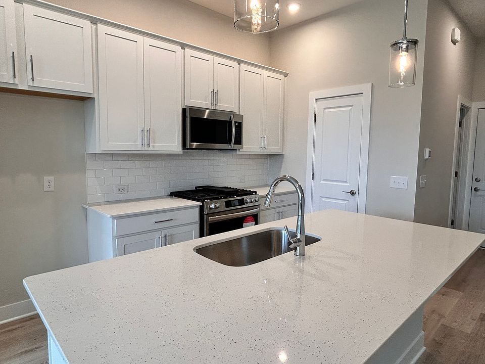 2nd image of 832 Kinzer Ave