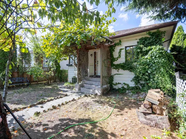 4605 Rupert St, Vancouver, BC V5R 2J4