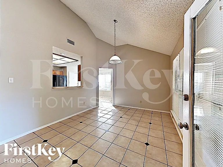 4949 Oak Hollow Dr — Photo 5