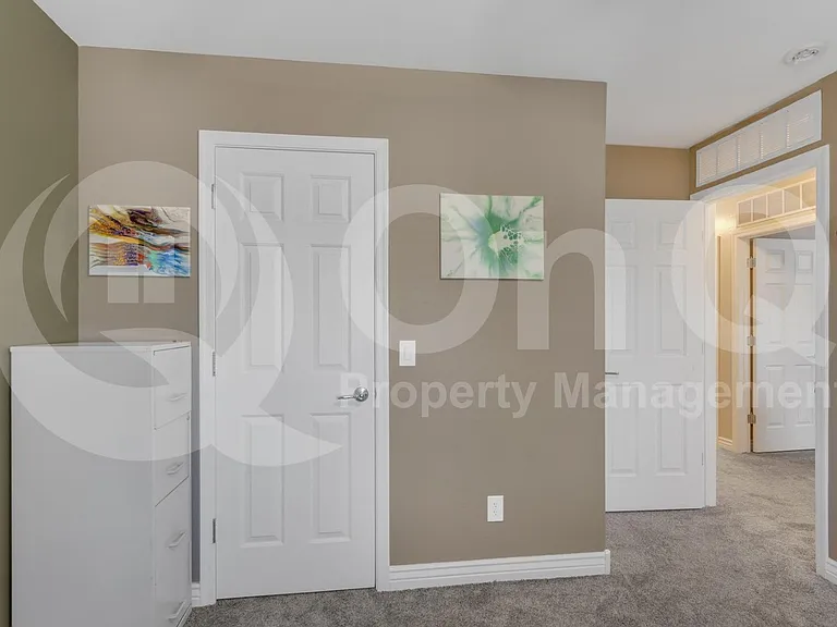 2561 N Hawthorn Dr — Photo 42