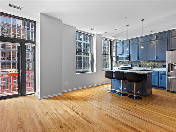 5th image of 208 W Washington St APT 2013