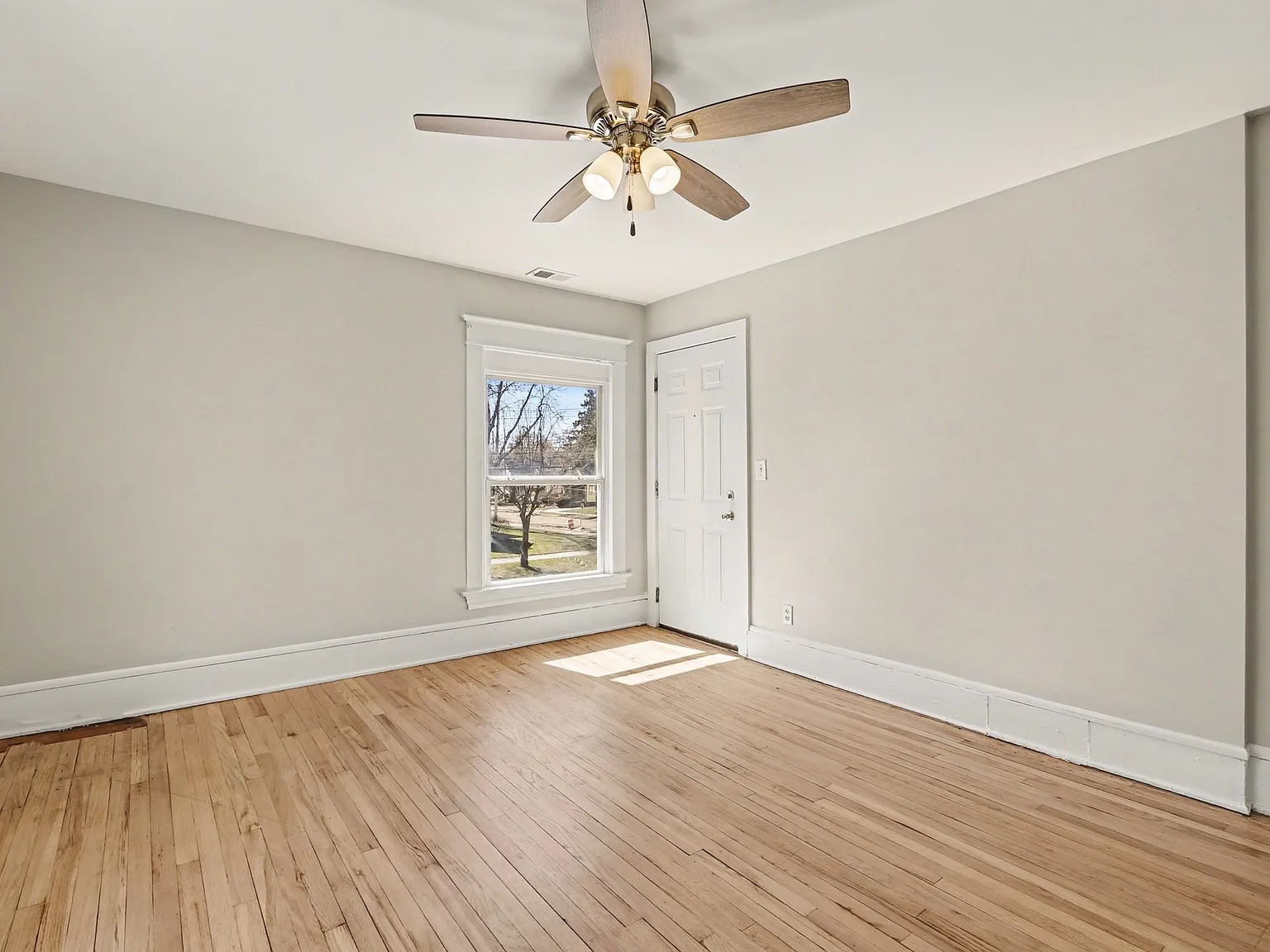 2 bed, 1000 sqft, $1,175 — Photo 2