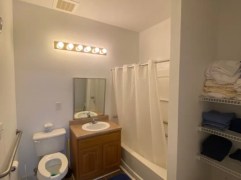 Hillcrest Apartments — Photo 15