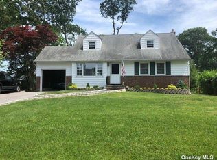 15 Apple Ln, Commack, NY 11725
