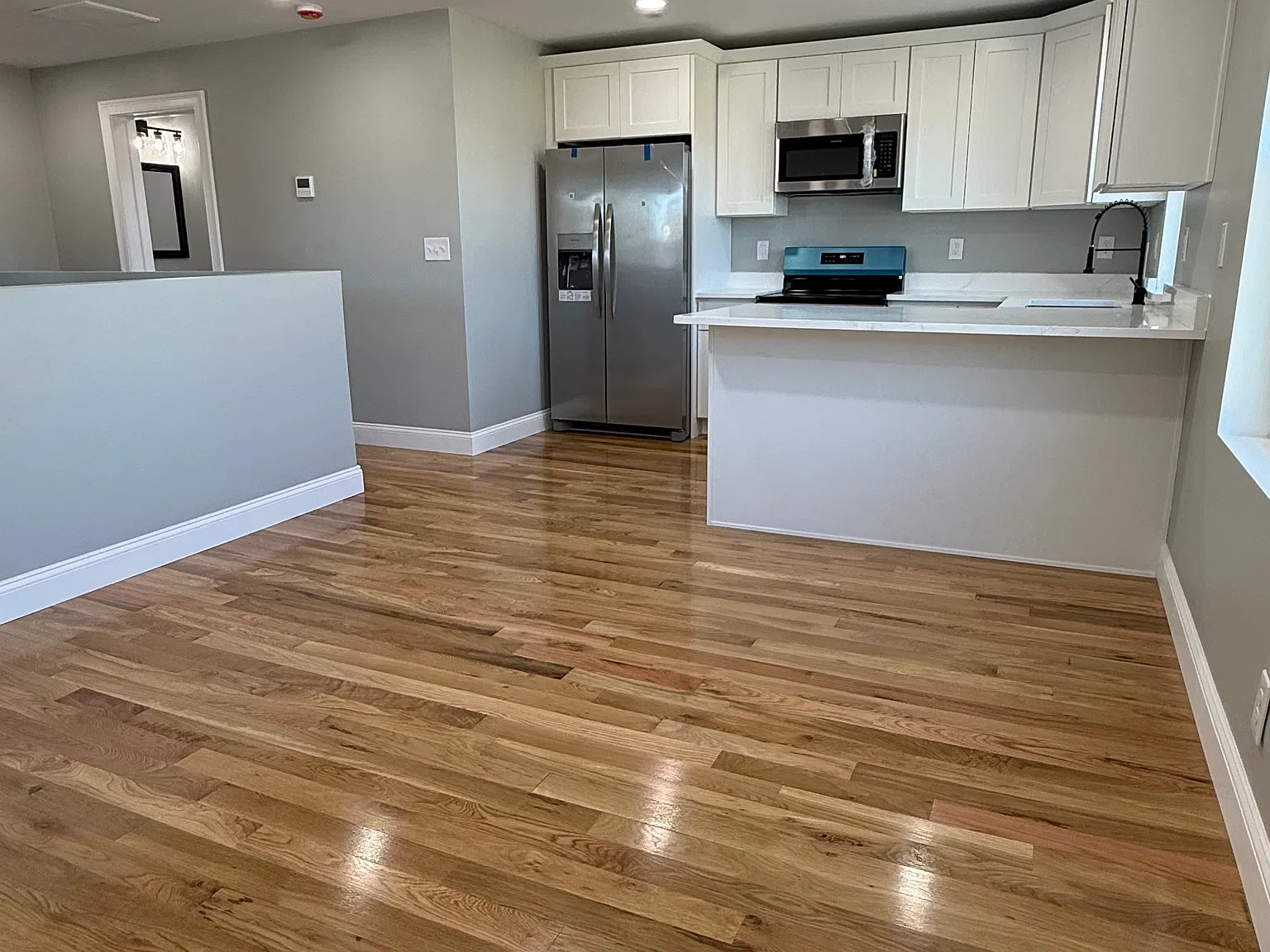 3 bed, 996 sqft, $2,100 — Photo 1