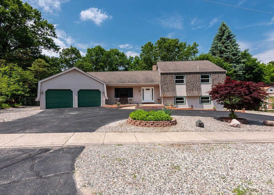 1st image of 2903 Manitou Dr NE