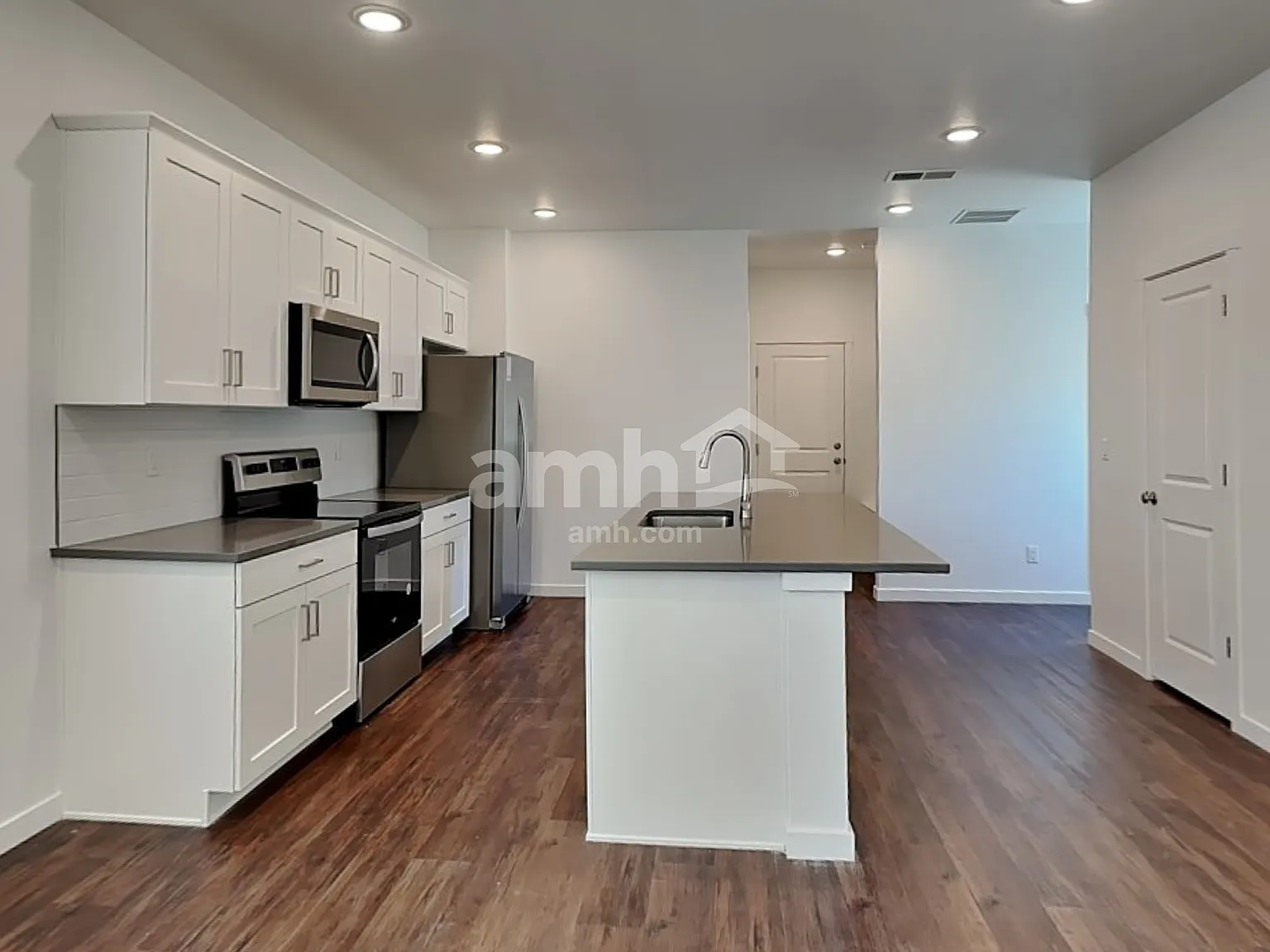 4 bed, 2.5 bath, 2202 sqft, $2,990 — Photo 3