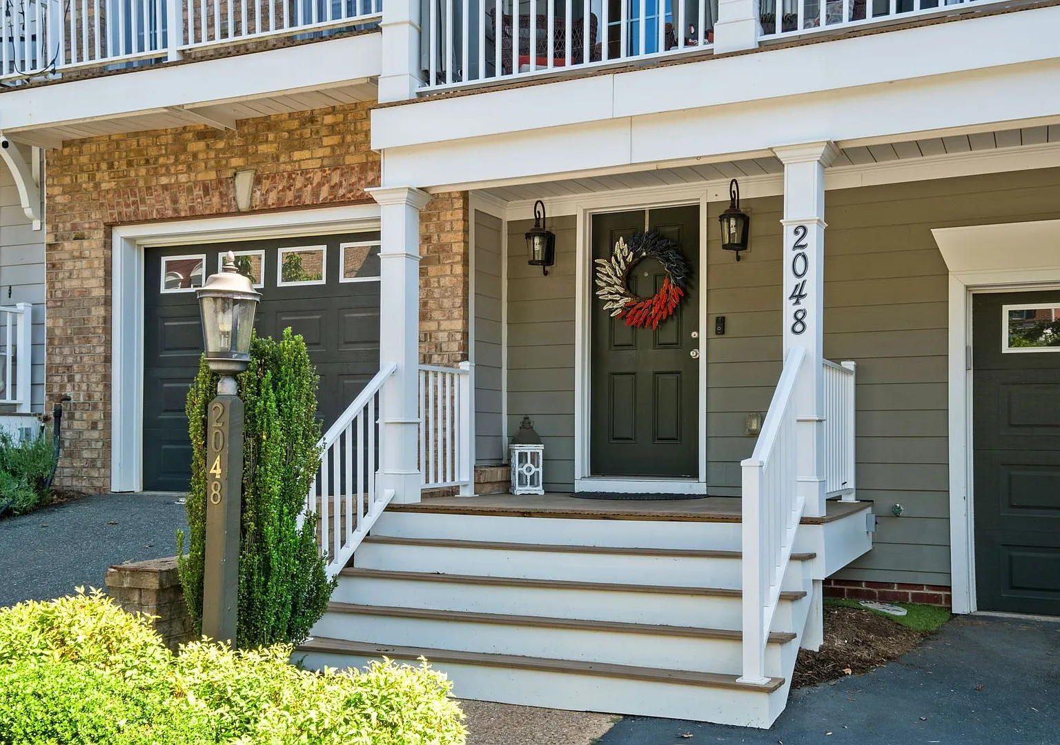 End-unit Townhouse with fenced yard — Photo 2