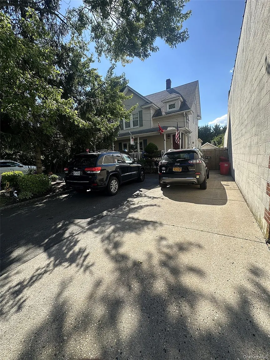 2094 Wantagh Avenue photo 1