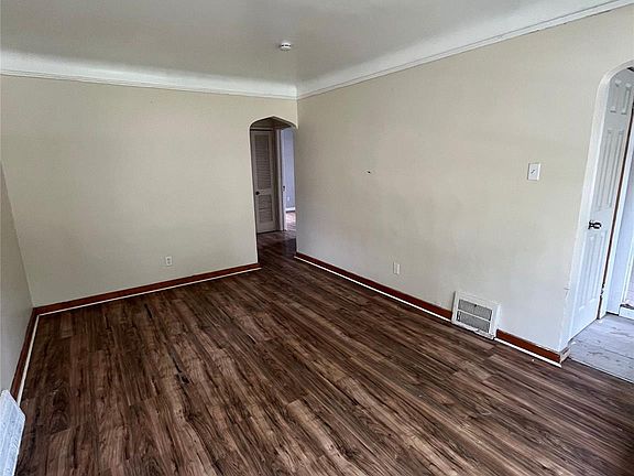3rd image of 16284 Coram St