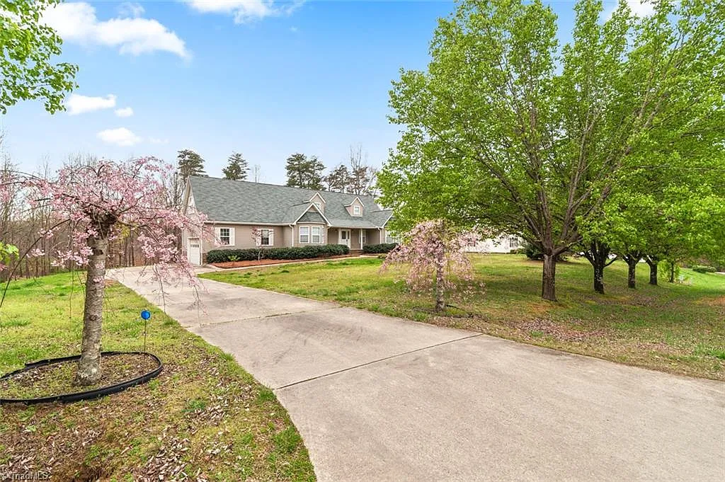 3 bed, 2450 sqft, $2,400 — Photo 1