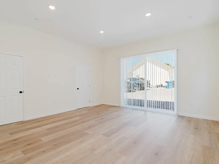 1079 E Elmwood Ave — Photo 11