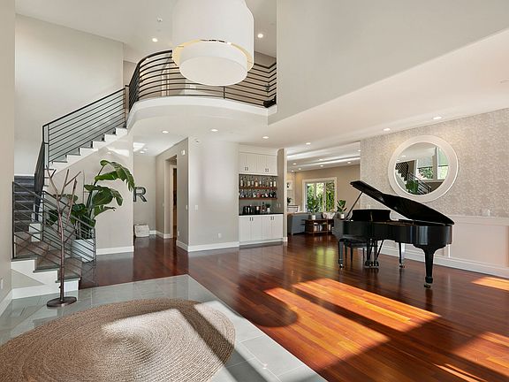 Dramatic two-Story volume entry.