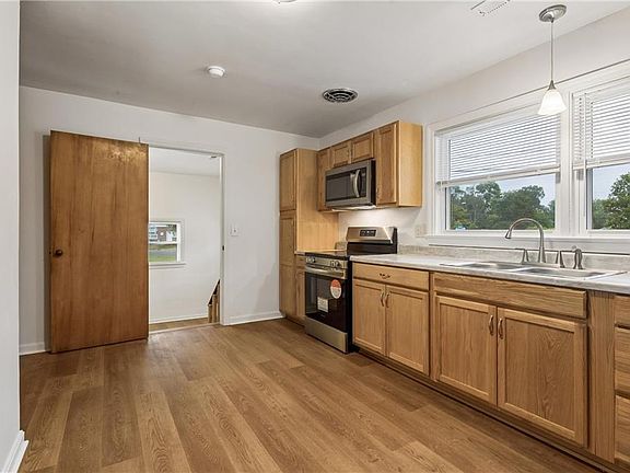 3rd image of 1 Westbrook Dr