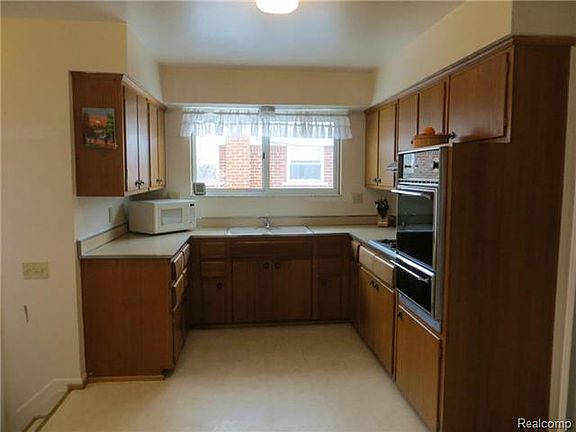 5th image of 28651 Suburban Dr