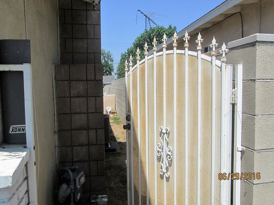 Side gate