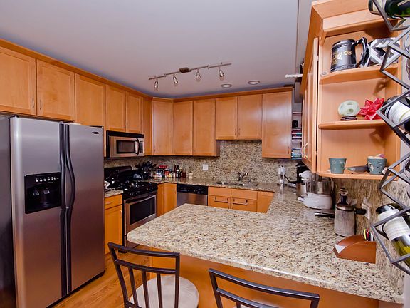 3rd image of 3648 W Belle Plaine Ave #305