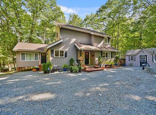 801 Falling Brook Ct, Hawley, PA 18428