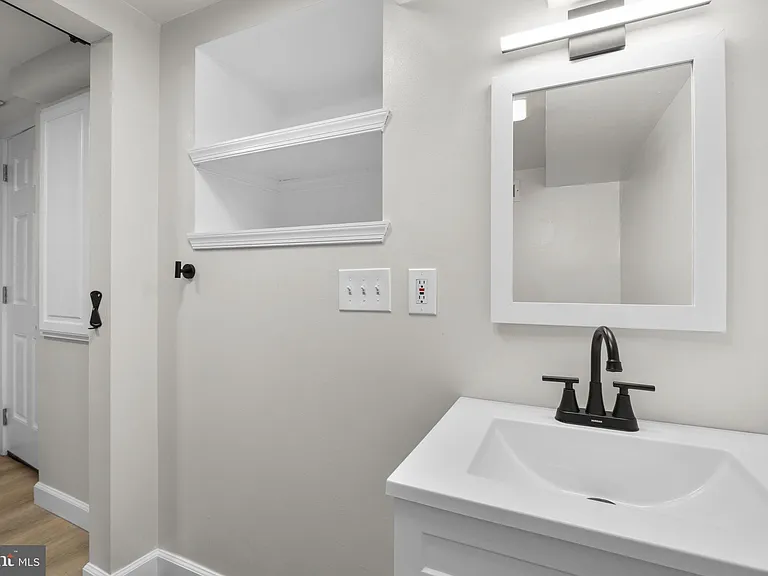 112 E Randall St — Photo 31
