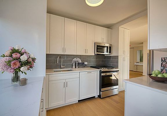 4th image of 301 E 94th St #22B