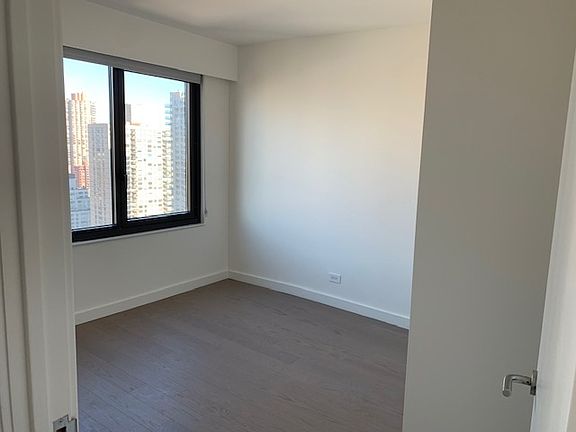 4th image of 220 E 72nd St #D25