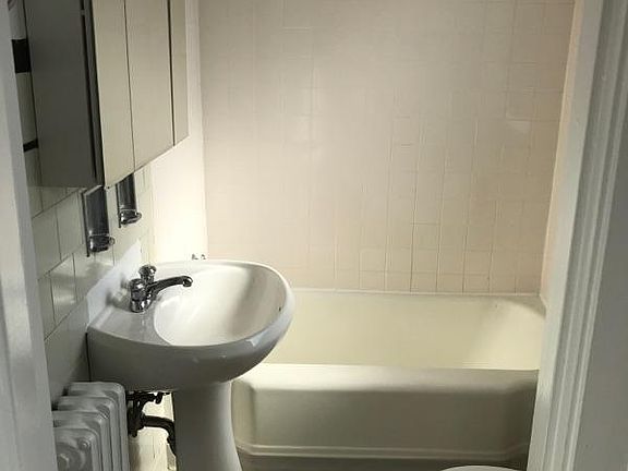 3rd image of 6714 N Northwest Hwy APT 207