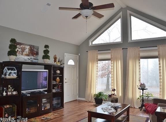 5th image of 104 Laura Ln