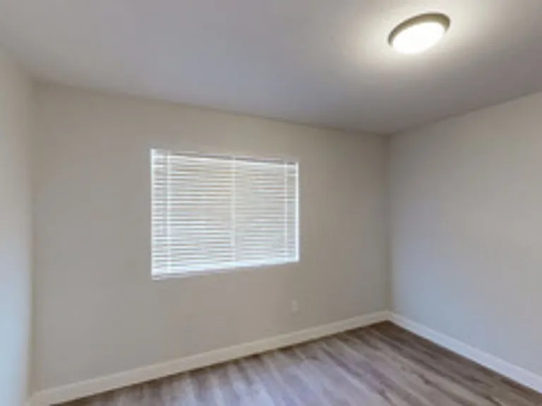 906 E Roma Ave — Photo 17