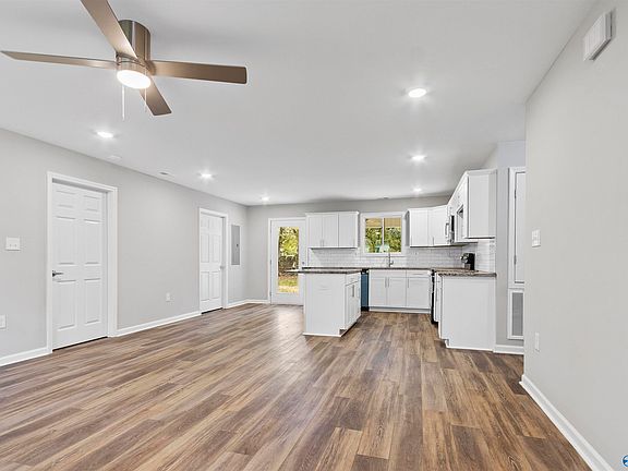 4th image of 920 Linwood Dr NW