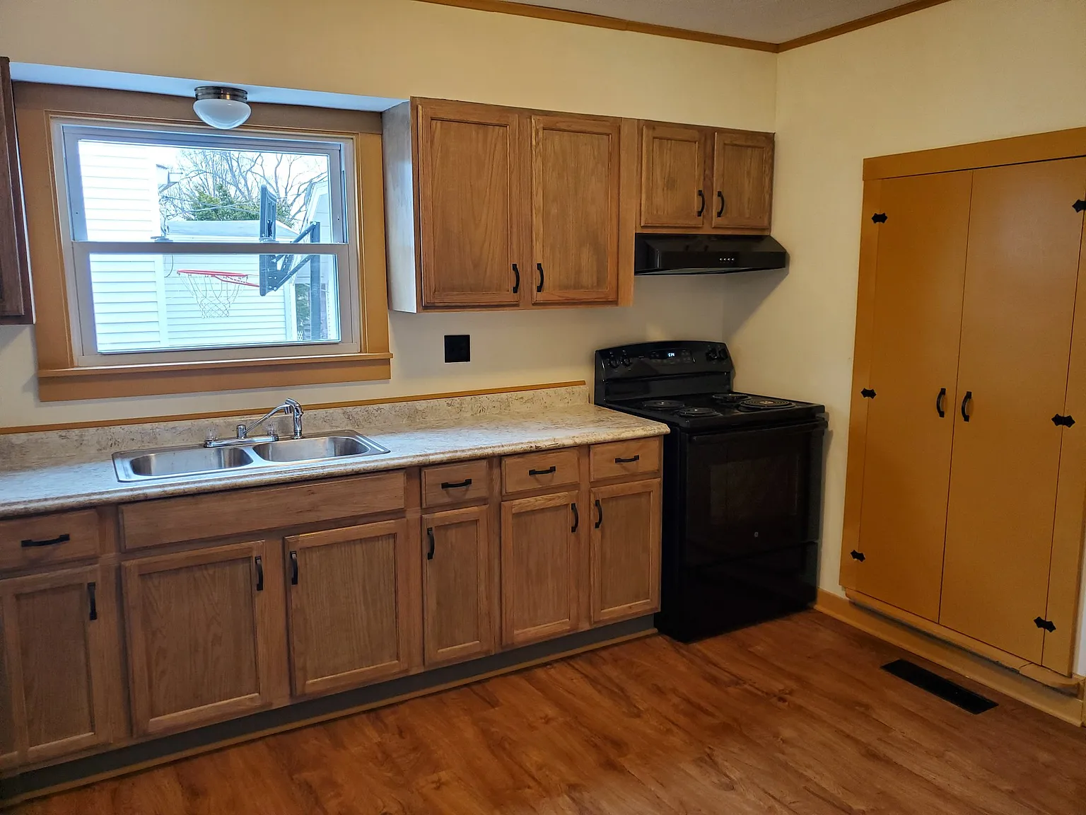 2 bed, 1.5 bath, 1100 sqft, $900 — Photo 2