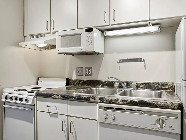 Whiteway Apartments — Photo 33