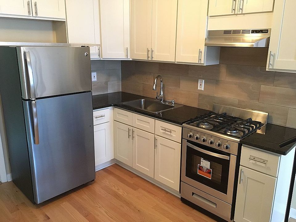 2nd image of 2505 Townsend St