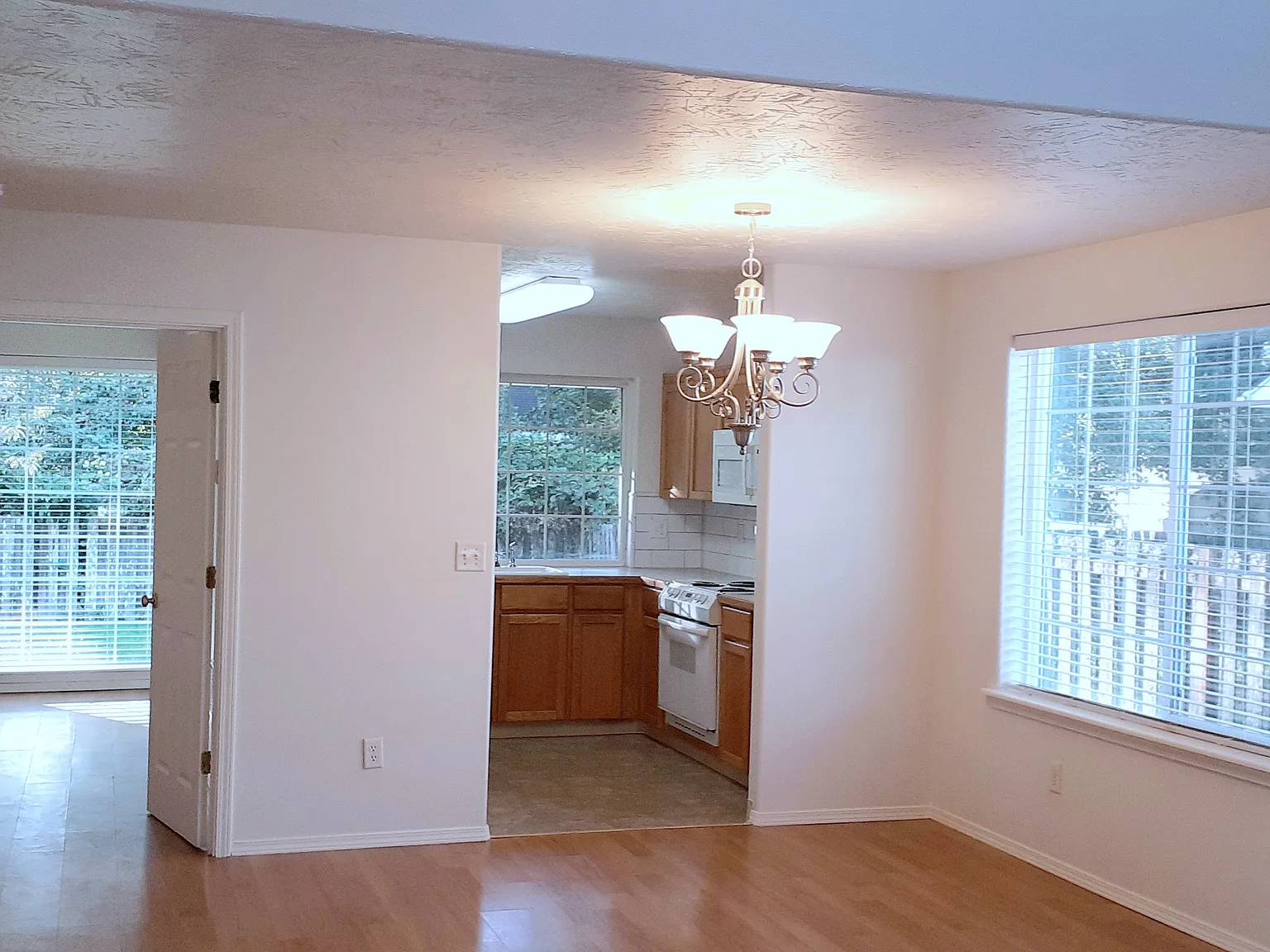 2 bed, 2.5 bath, 1500 sqft, $1,950 — Photo 2