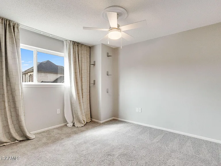 110 W Bayou Pkwy #102 — Photo 14