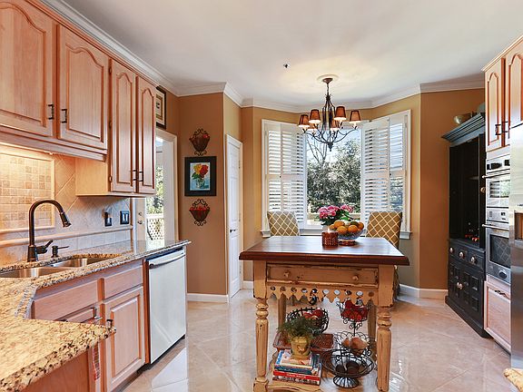 BEAUTIFUL RENOVATED KITCHEN 