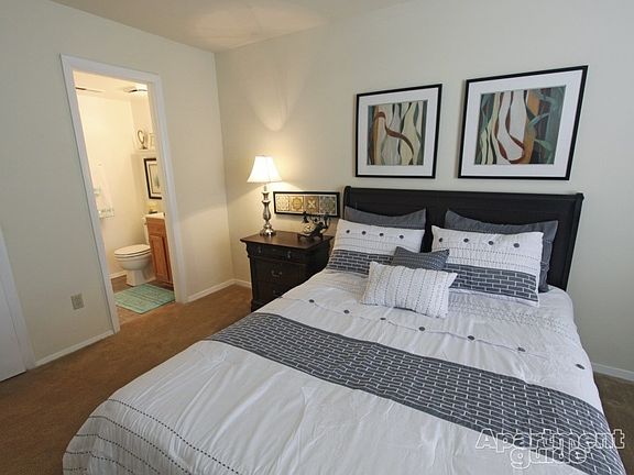 5th image of 25 Johnstown Cres APT C