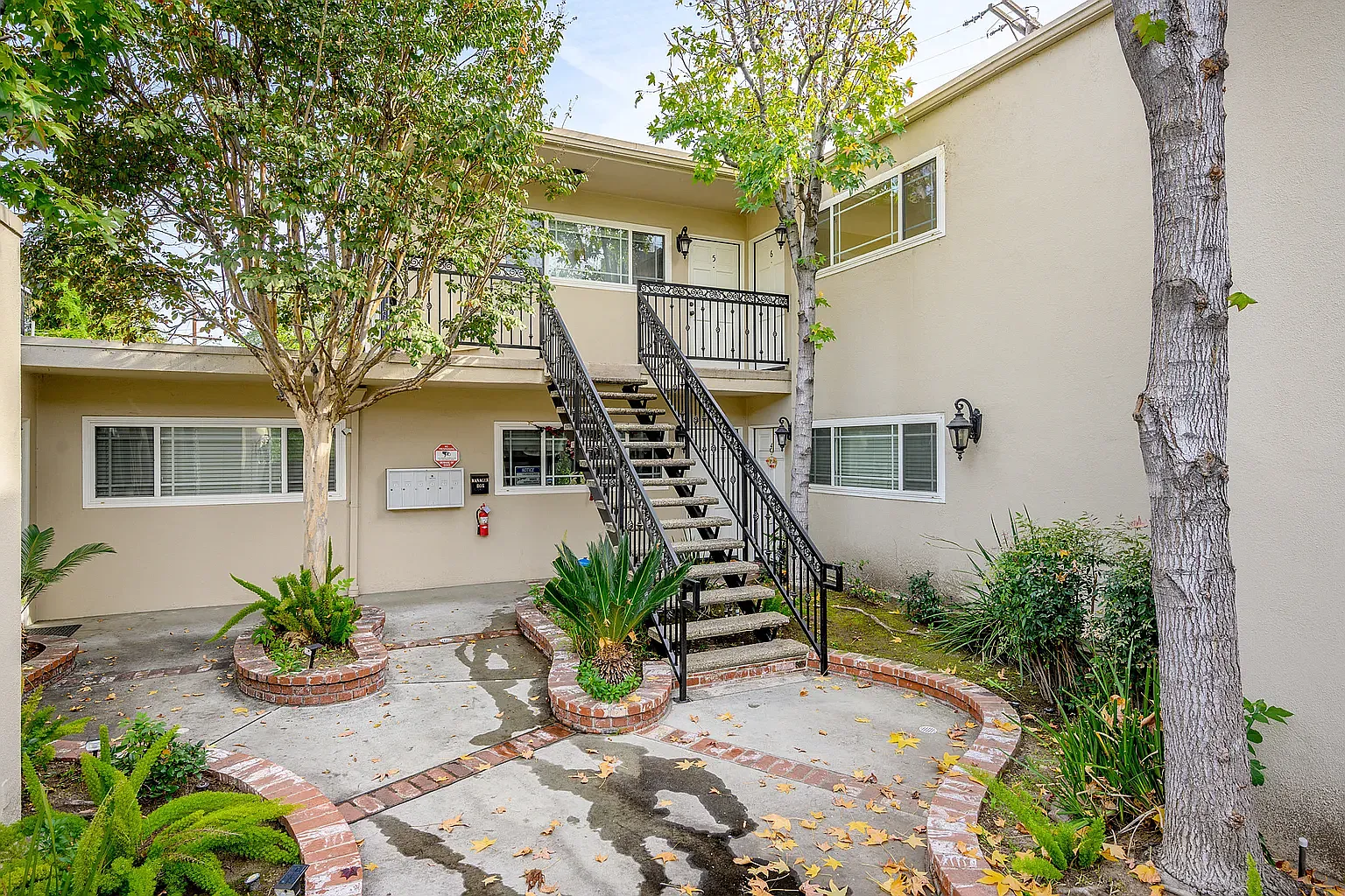3 bed, 1275 sqft, $3,395 — Photo 3