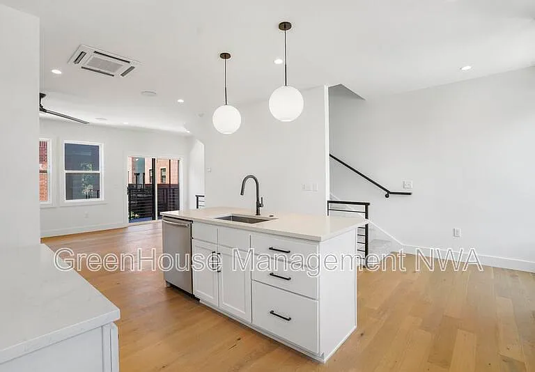 627 SW C St — Photo 9