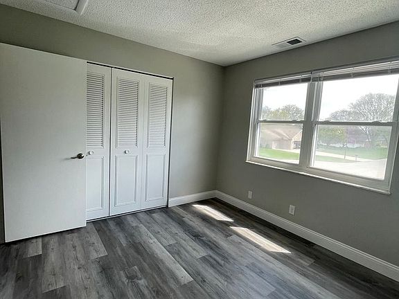 3rd image of 905 Manor Dr #7