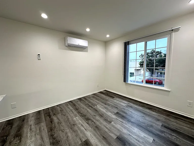 1706 Granville Ave #4E — Photo 6