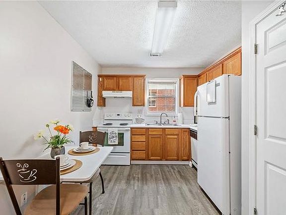 4th image of 4900 Pinehurst Cir #B