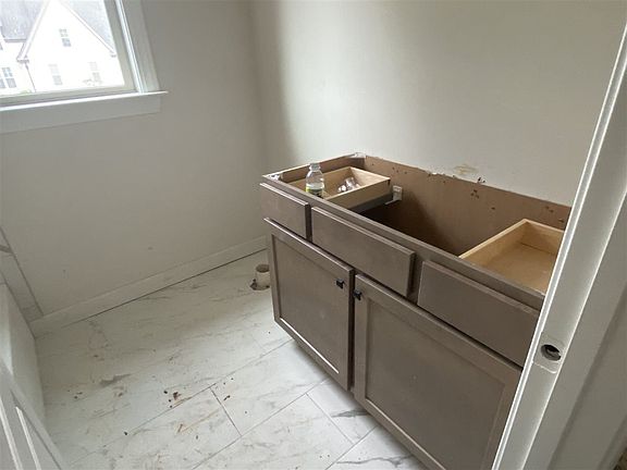 4th image of 90 Country Brook Dr