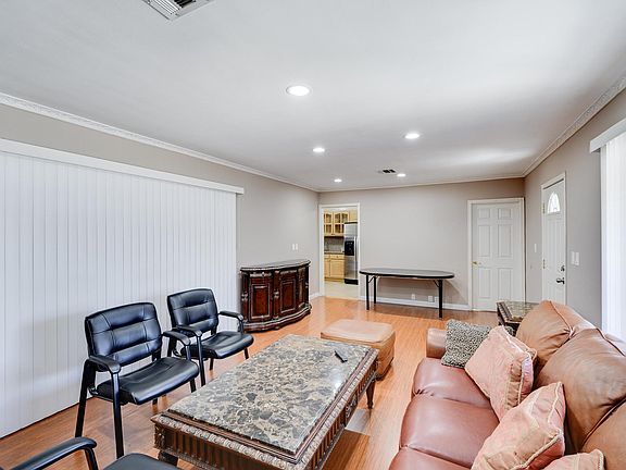 5th image of 8141 Whitsett Ave
