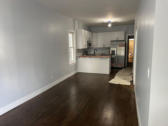 3rd image of 1626 N Washtenaw Ave APT 1F