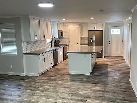3rd image of 6620 Commercial Ave