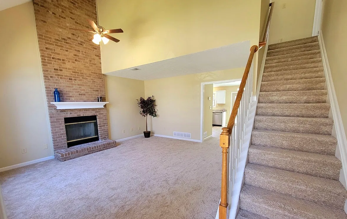 3 bed, 1310 sqft, $1,800 — Photo 2
